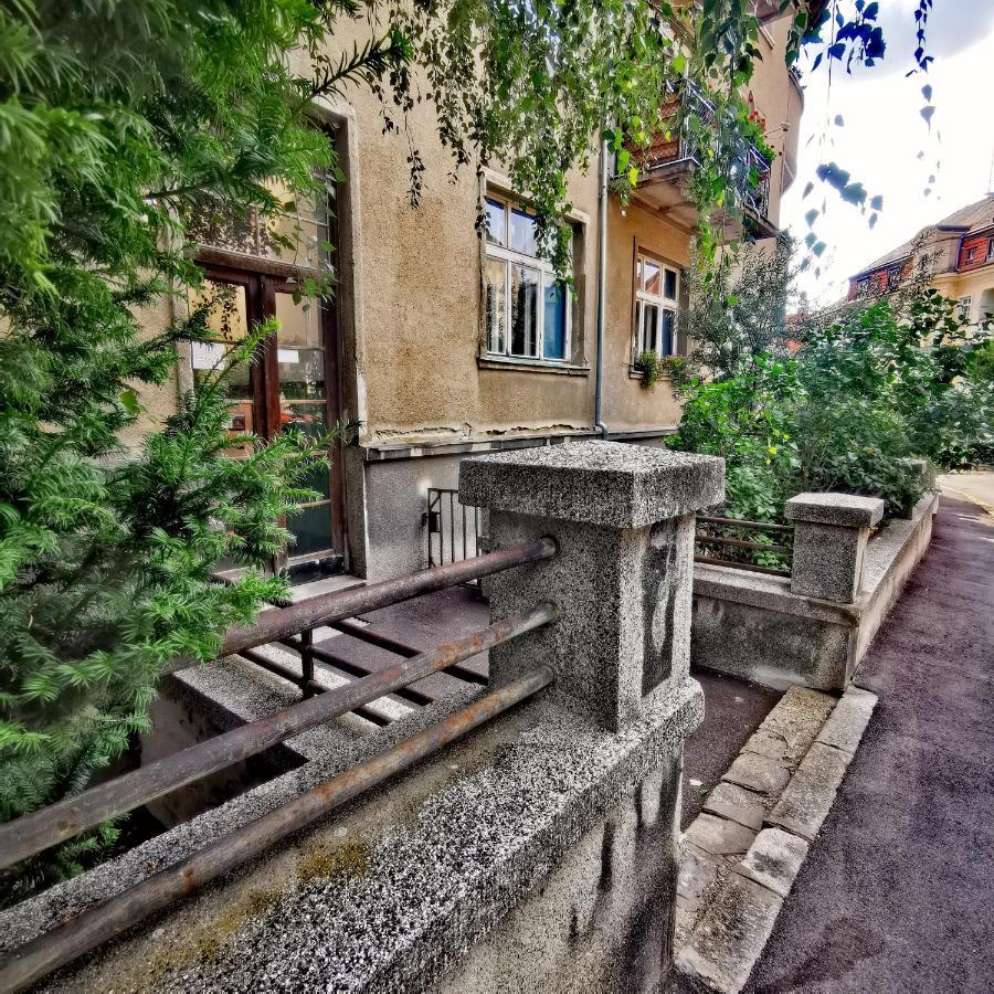 Cozyhome The Castle Apartment - Spacious, Quiet, High Ceiling Братислава Экстерьер фото